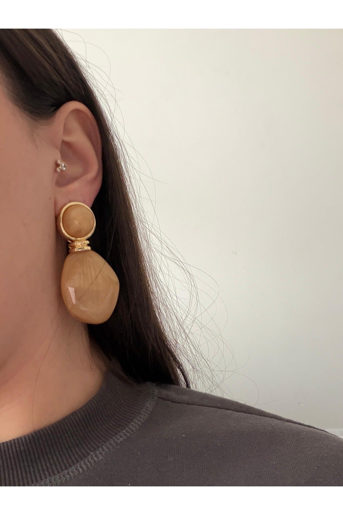 Çelik gold detaylı kemik karamel küpe