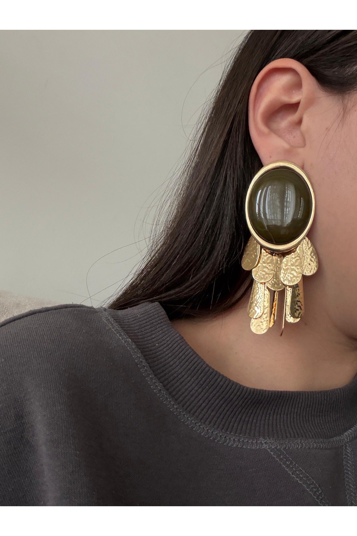 Çelik gold detaylı sallantılı trim haki küpe
