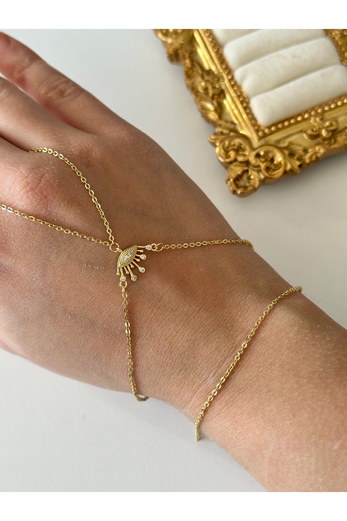 Çelik göz detaylı Şahmeran