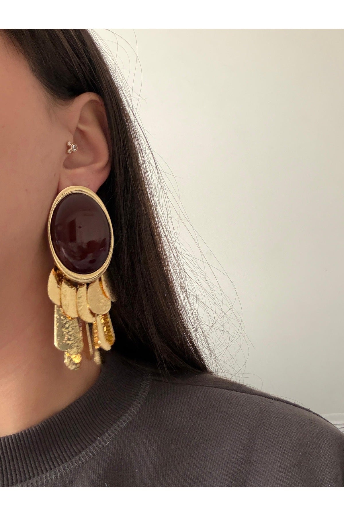 Çelik gold detaylı sallantılı trim kahve küpe