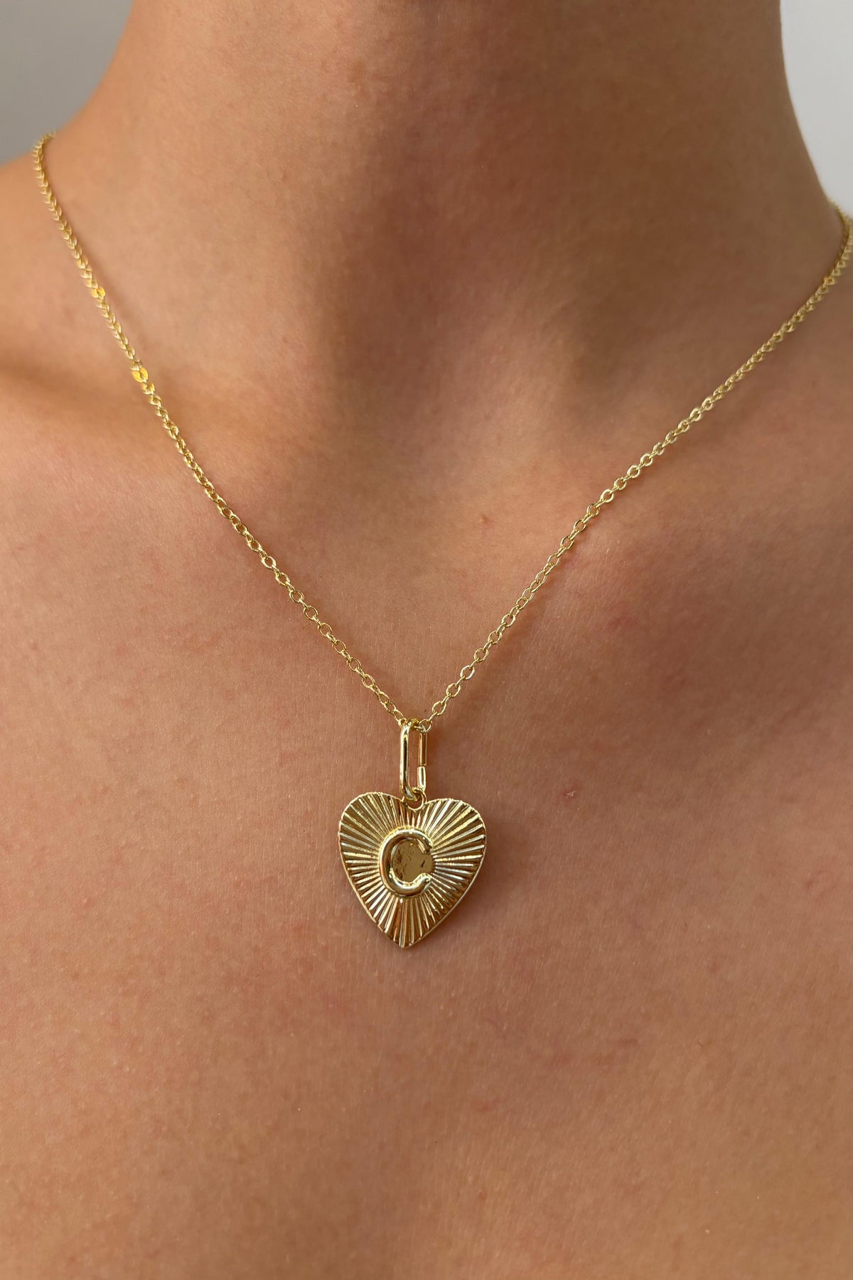Amour Collection Kalp Harf Detaylı Çelik Üzeri Altın Kaplama Kolye