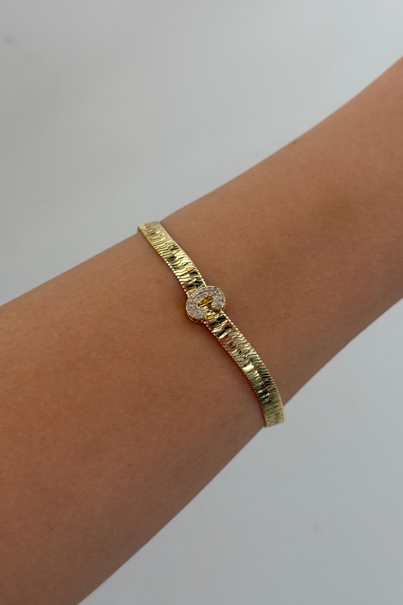 Çelik Üzeri Altın Kaplama Monogram Gold Harf Bileklik - C