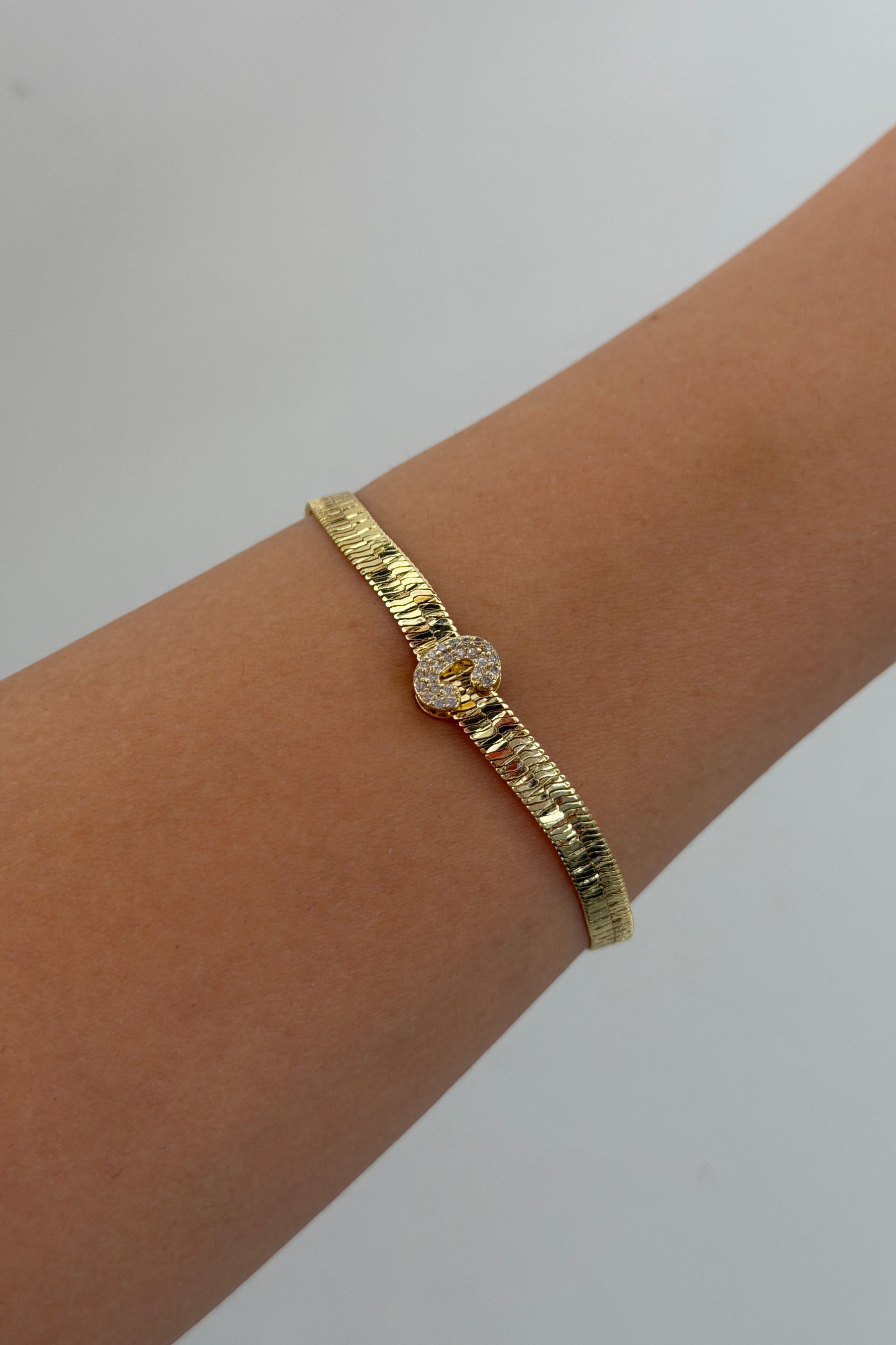 Çelik Üzeri Altın Kaplama Monogram Gold Harf Bileklik - C