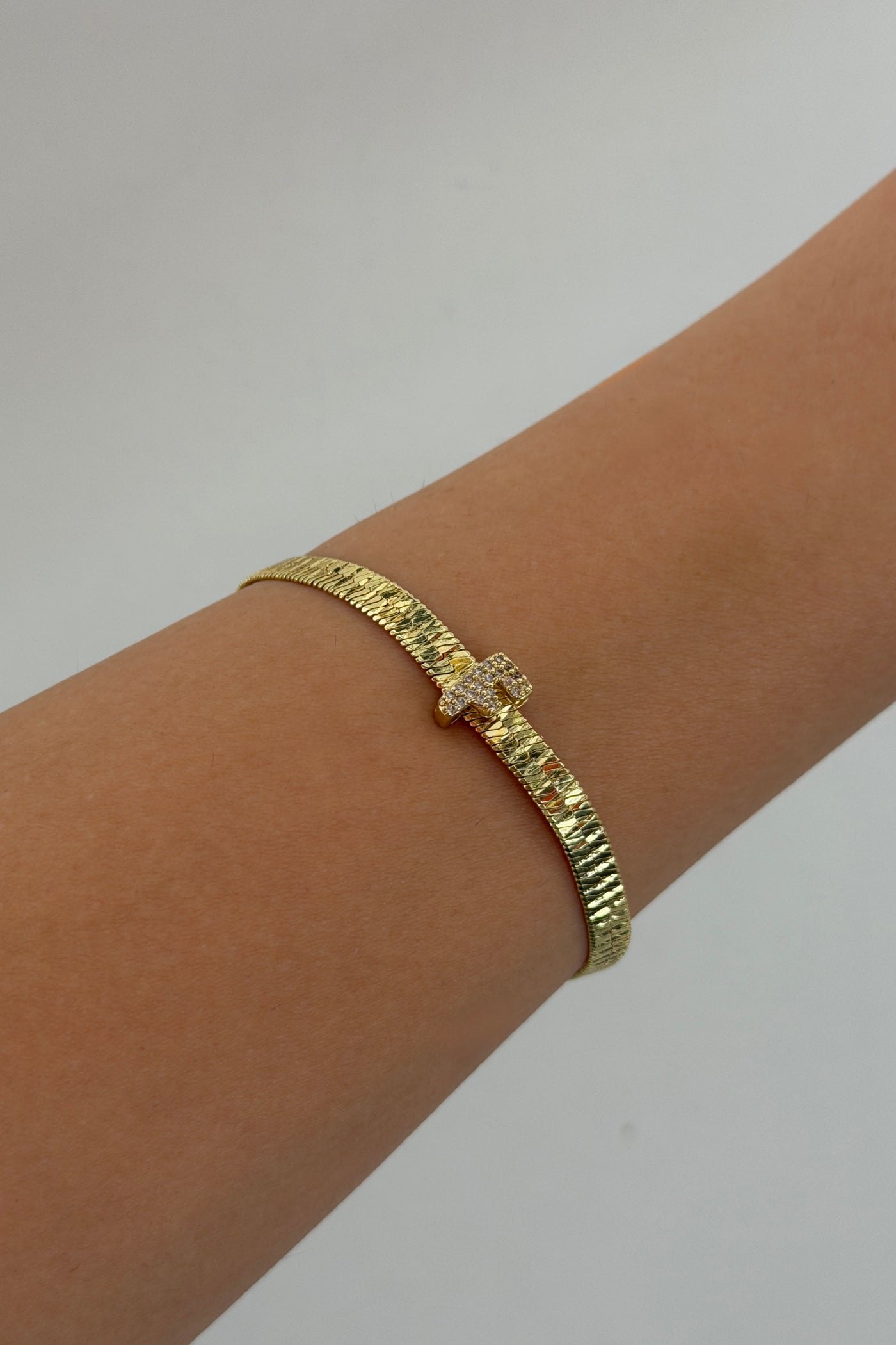 Çelik Üzeri Altın Kaplama Monogram Gold Harf Bileklik - F