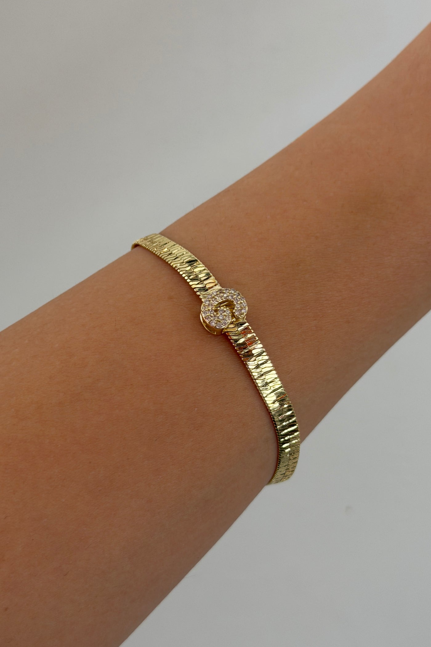 Çelik Üzeri Altın Kaplama Monogram Gold Harf Bileklik - G