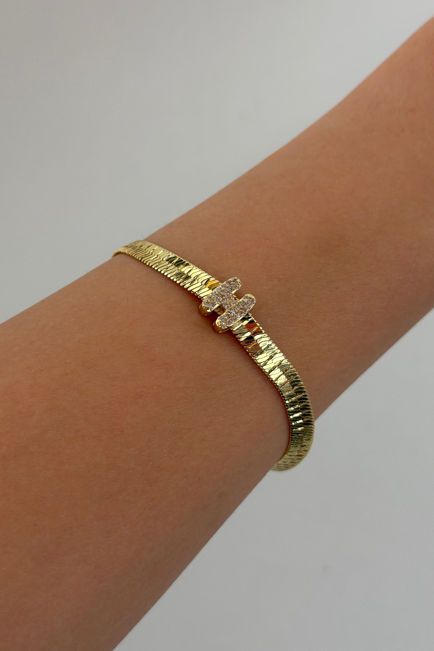 Çelik Üzeri Altın Kaplama Monogram Gold Harf Bileklik - H