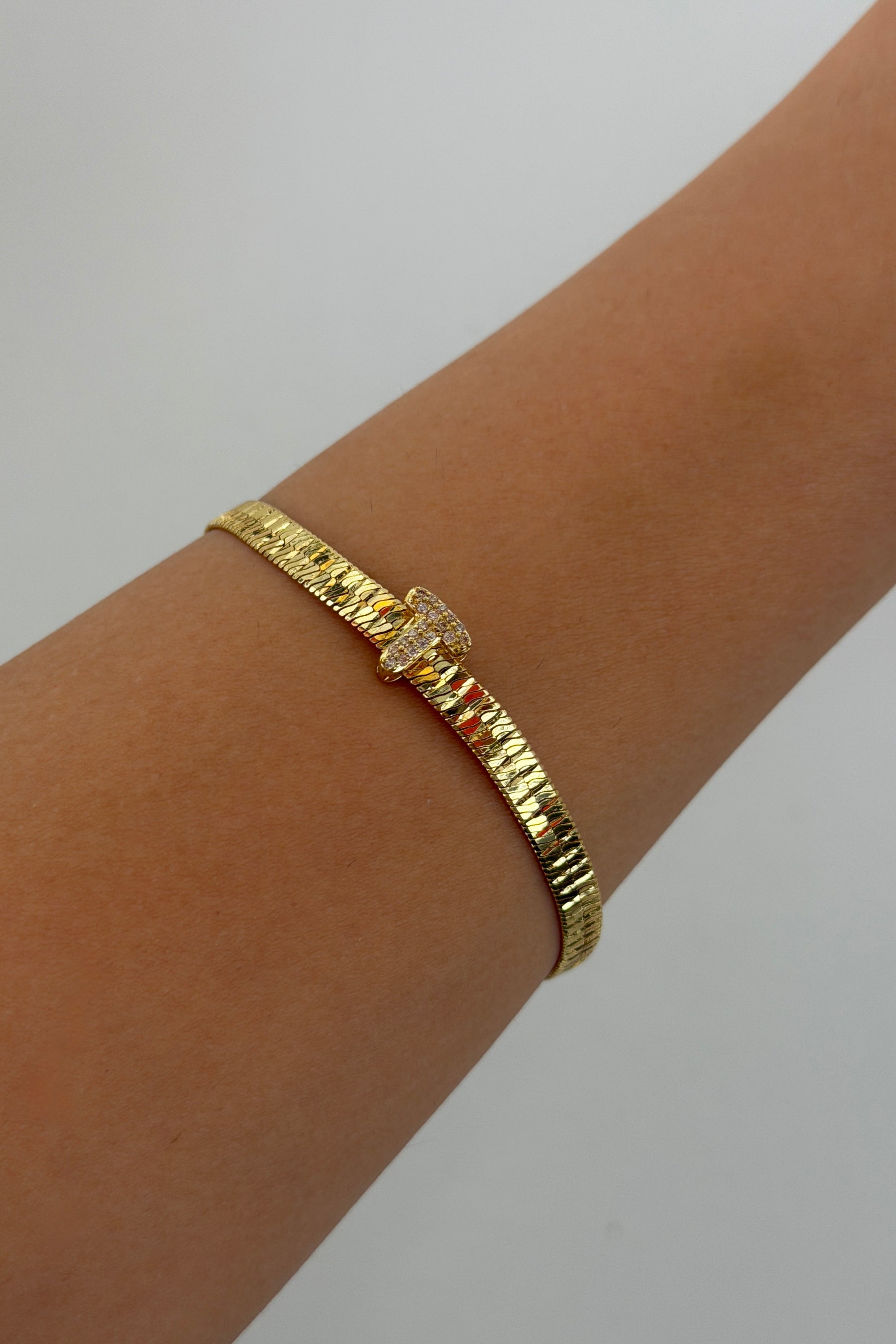 Çelik Üzeri Altın Kaplama Monogram Gold Harf Bileklik - T