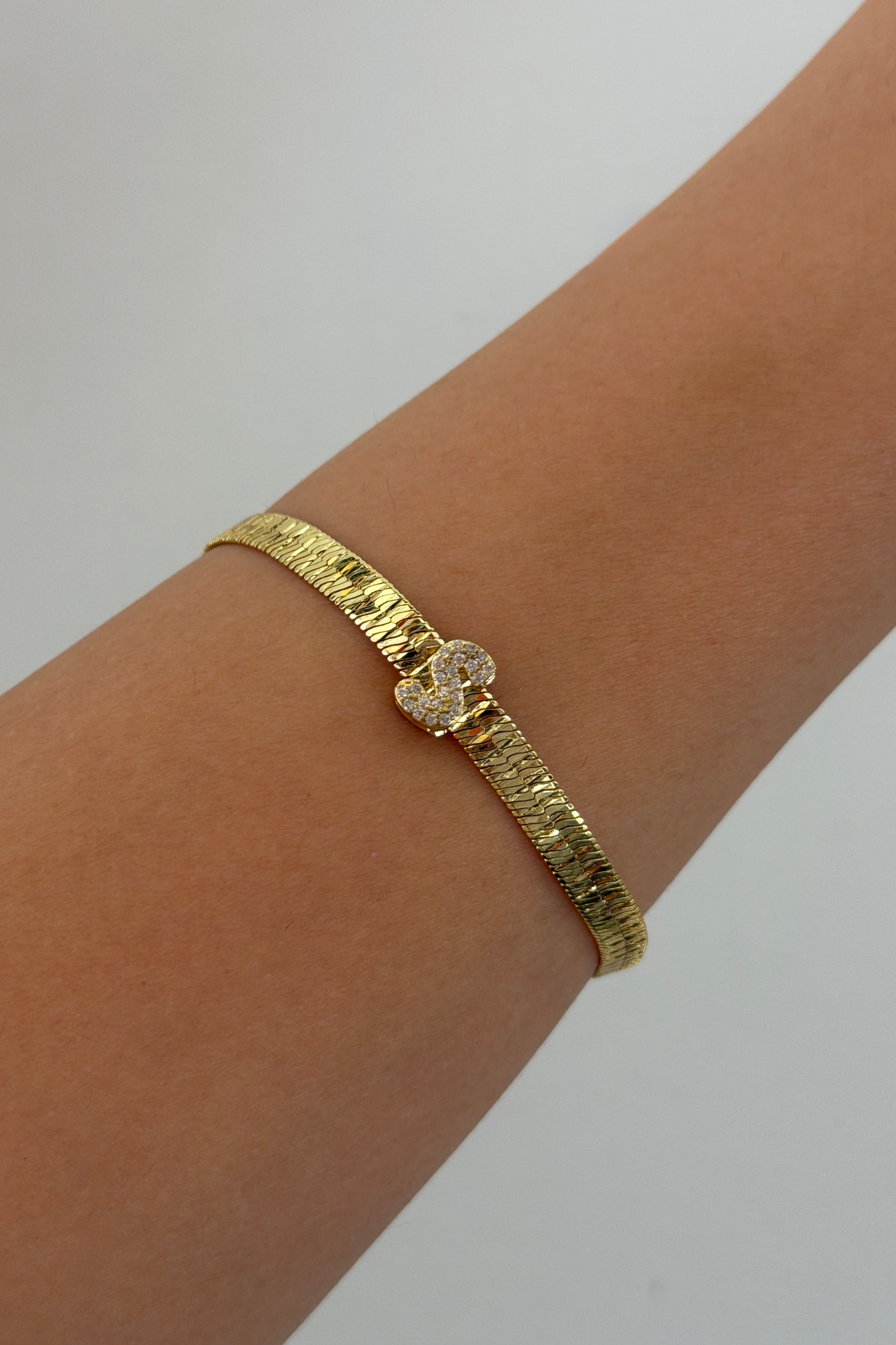 Çelik Üzeri Altın Kaplama Monogram Gold Harf Bileklik - S