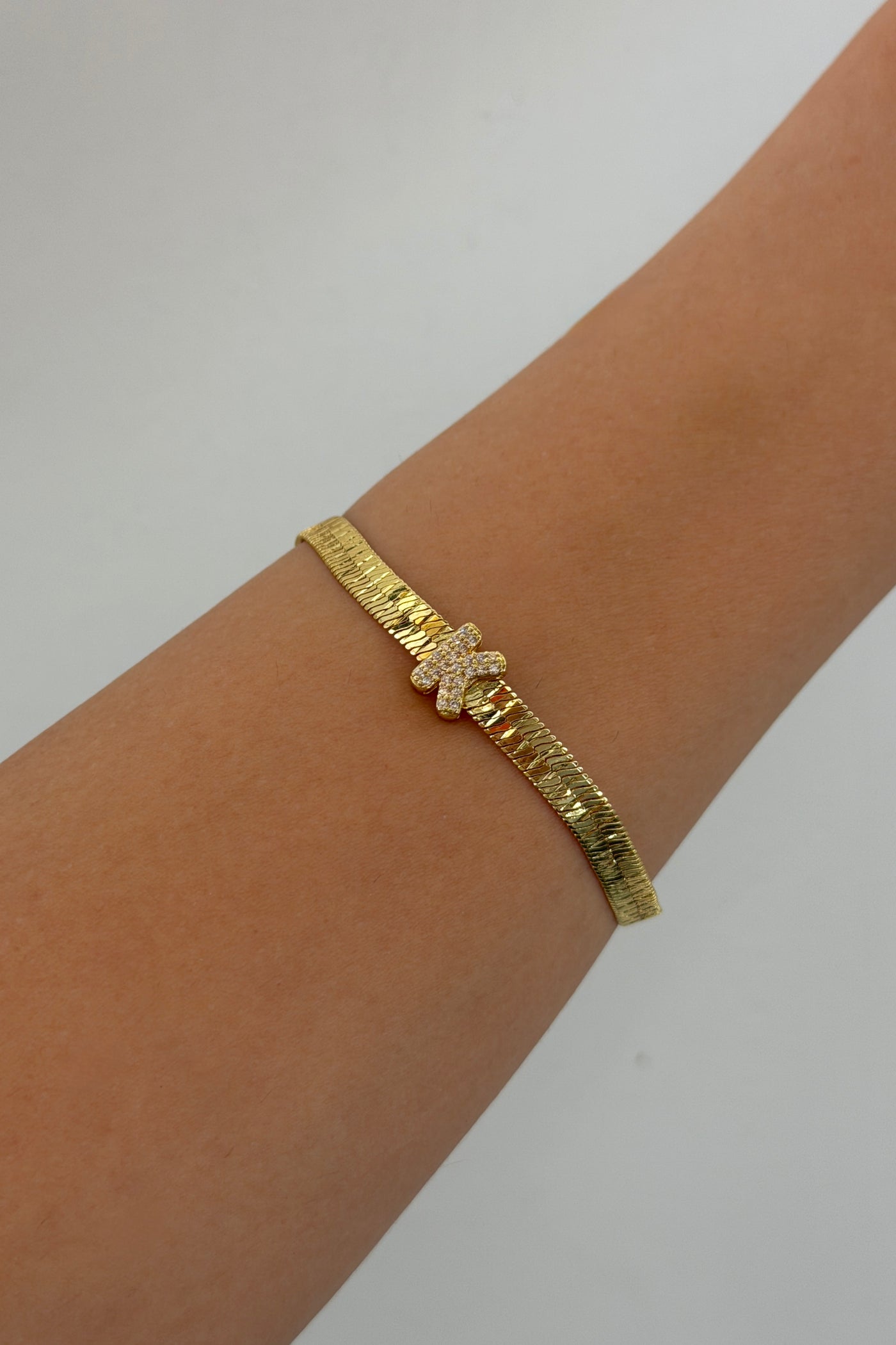 Çelik Üzeri Altın Kaplama Monogram Gold Harf Bileklik - K