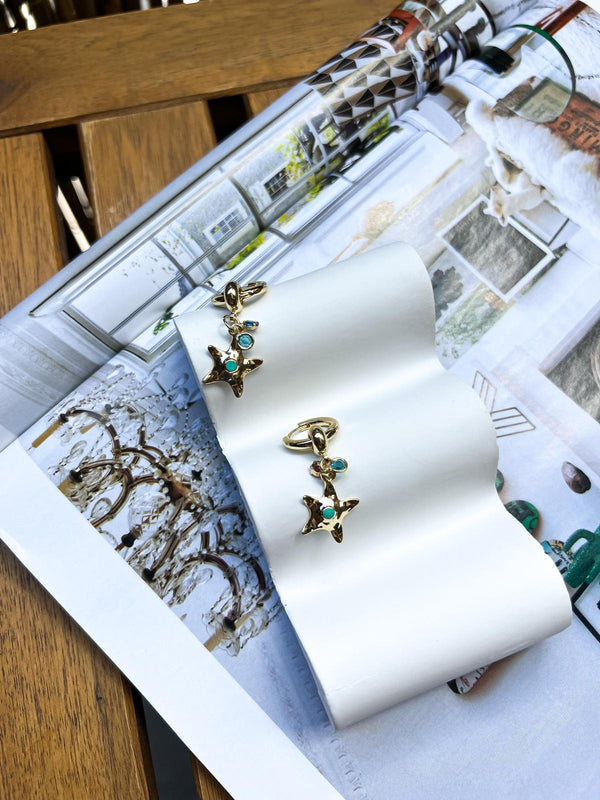 Çelik Charm detaylı mavi küpe