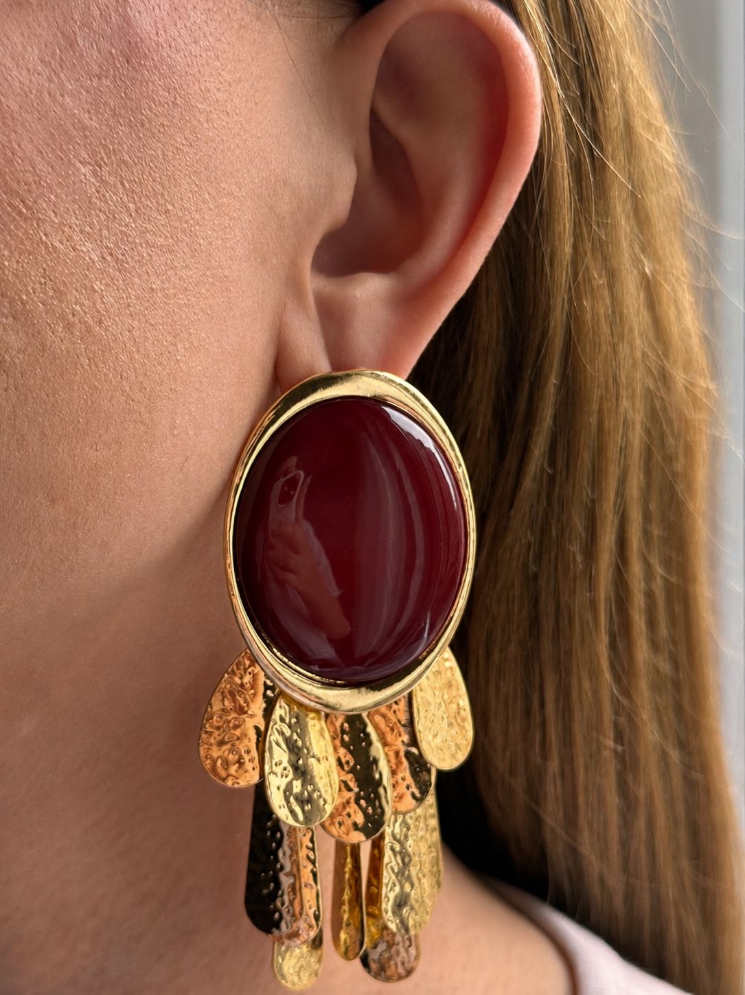 Çelik gold detaylı sallantılı trim bordo küpe