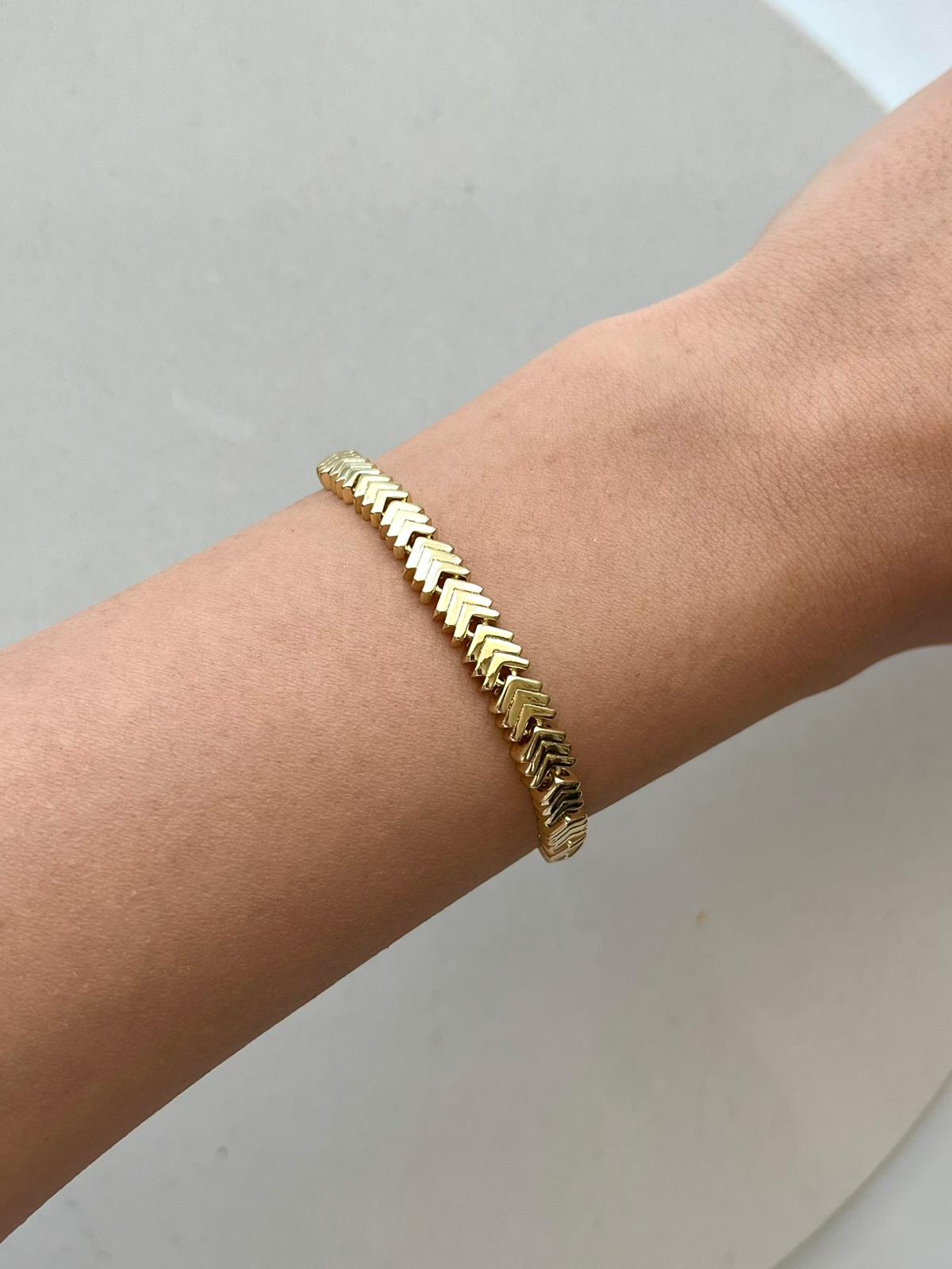 Çelik üzeri altın kaplama özel koleksiyon ok motifli gold bileklik