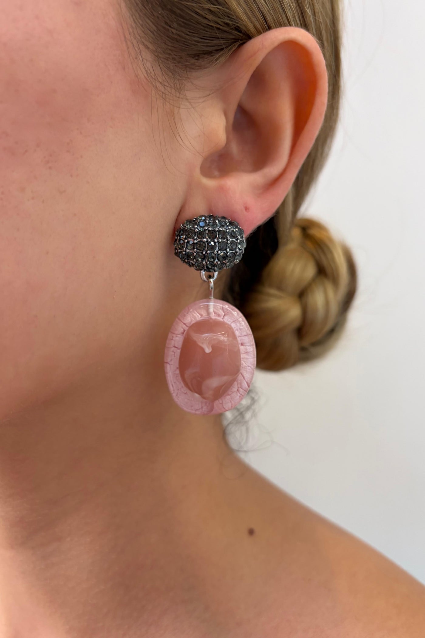 ZR Parlak Taşlı Sallantılı Küpe Pembe