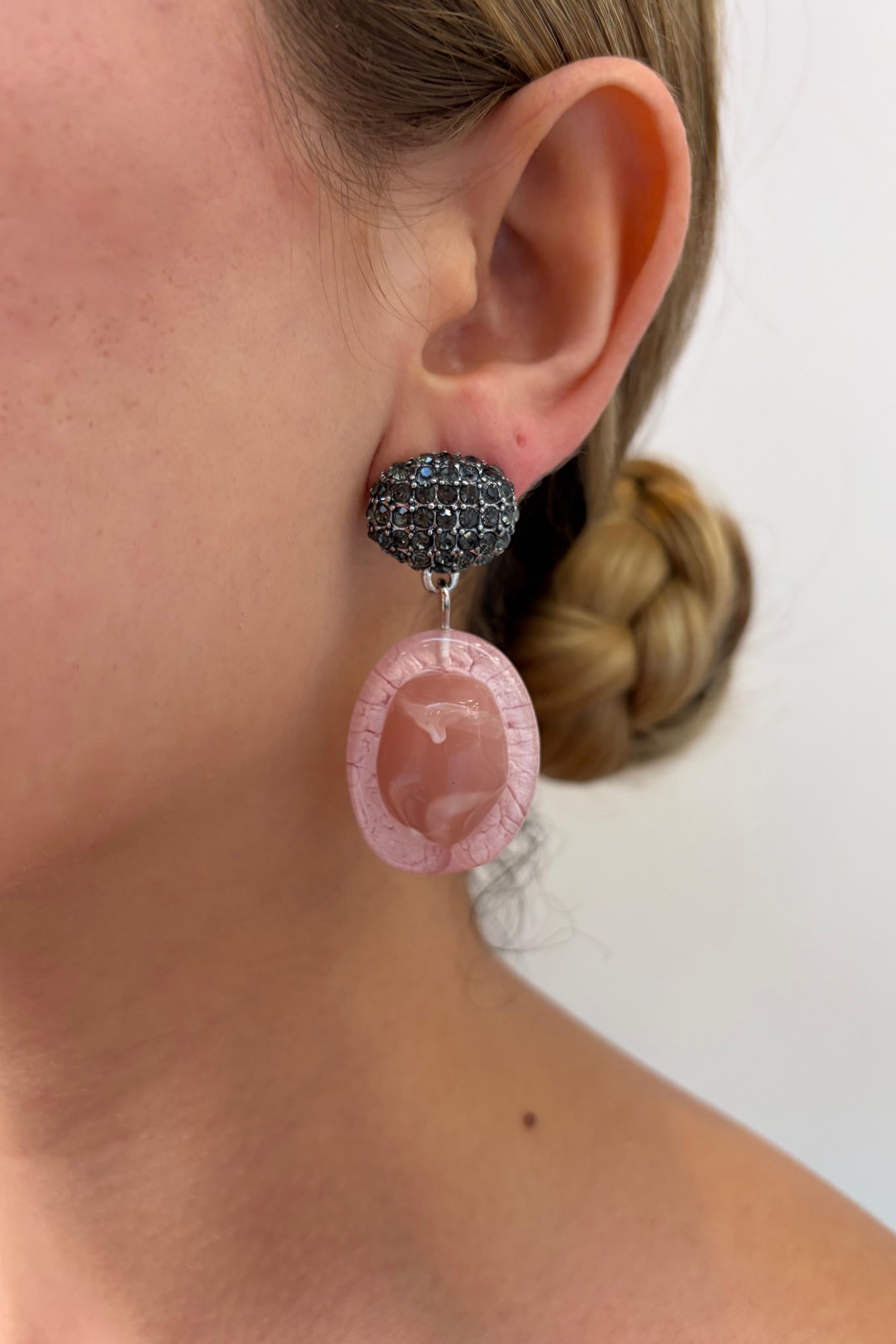 ZR Parlak Taşlı Sallantılı Küpe Pembe