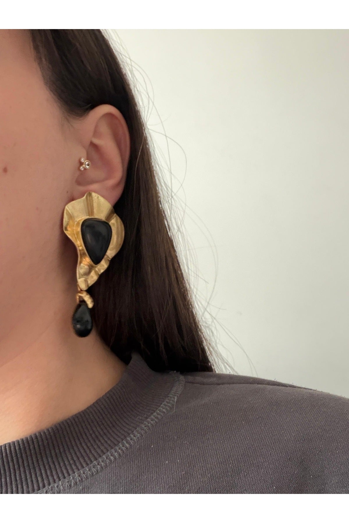 Çelik gold mat plaka detaylı siyah siny küpe