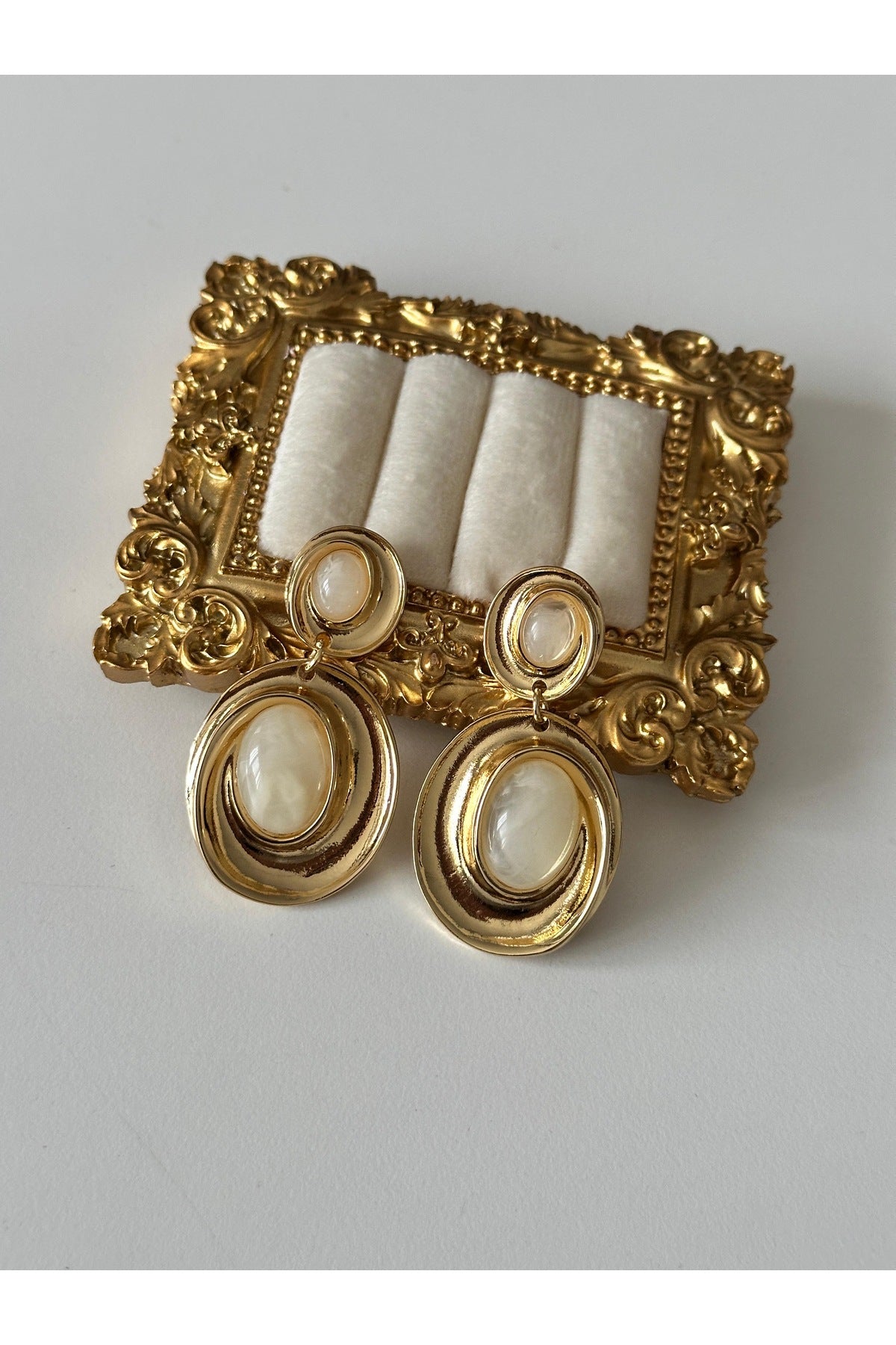 14K Çelik Üzeri Altın Kaplama Sallantılı Kemik Küpe