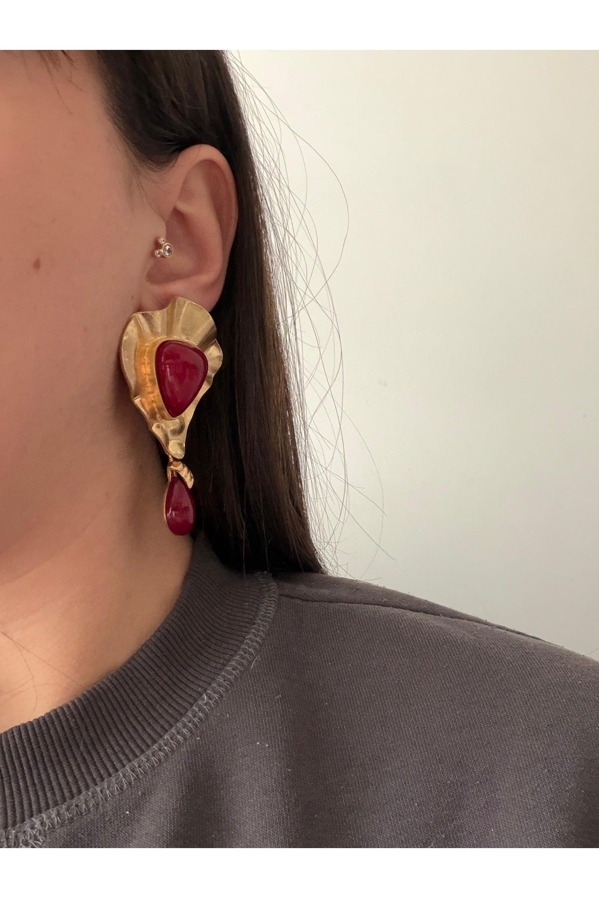 Çelik gold mat plaka detaylı bordo siny küpe