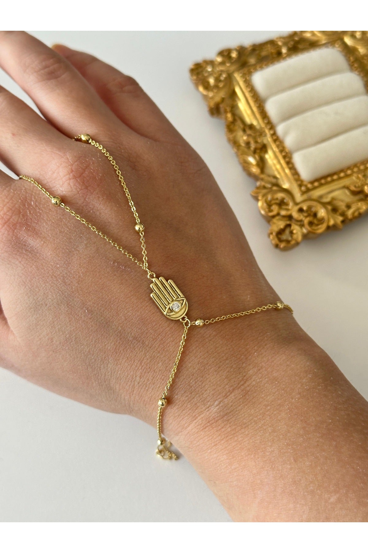 Çelik el detaylı Şahmeran